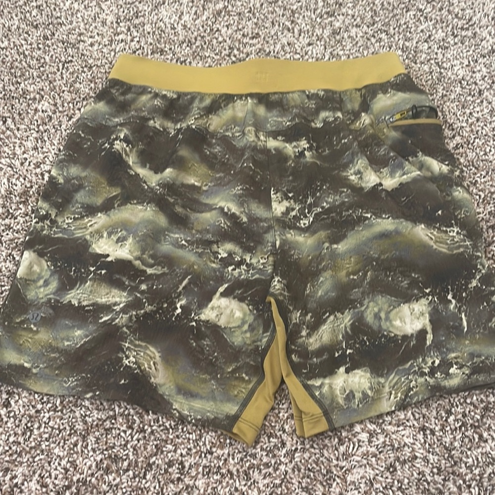 Lululemon Men’s Yellow Linerless Shorts Size L Large